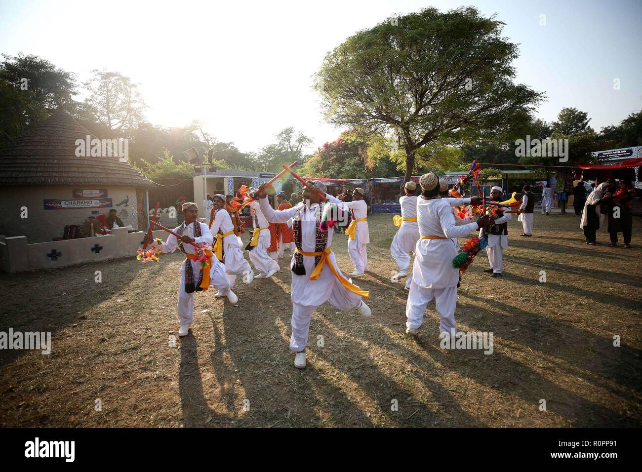 Islamabad. Nov 6, 2018. Artistes Folk effectuer à la Lok Mela Festival à Islamabad, capitale du Pakistan le 6 novembre 2018. Le festival offre une plate-forme de l'engin les gens à présenter leurs œuvres artistiques et les artistes en art populaire pour afficher leurs performances. Credit : Ahmad Kamal/Xinhua/Alamy Live News Banque D'Images