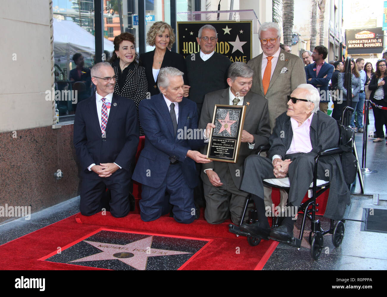 Hollywood, CA - Novembre 06 Mitch O'Farrell, Michael Douglas, Jane Fonda, Leron Gubler, Ron Meyer, Vin Di Bona, Kirk Douglas, Michael Douglas honoré assiste avec étoile sur le Hollywood Walk of Fame Le 06 novembre 2018. Credit : Faye Sadou/MediaPunch MediaPunch Crédit : Inc/Alamy Live News Banque D'Images