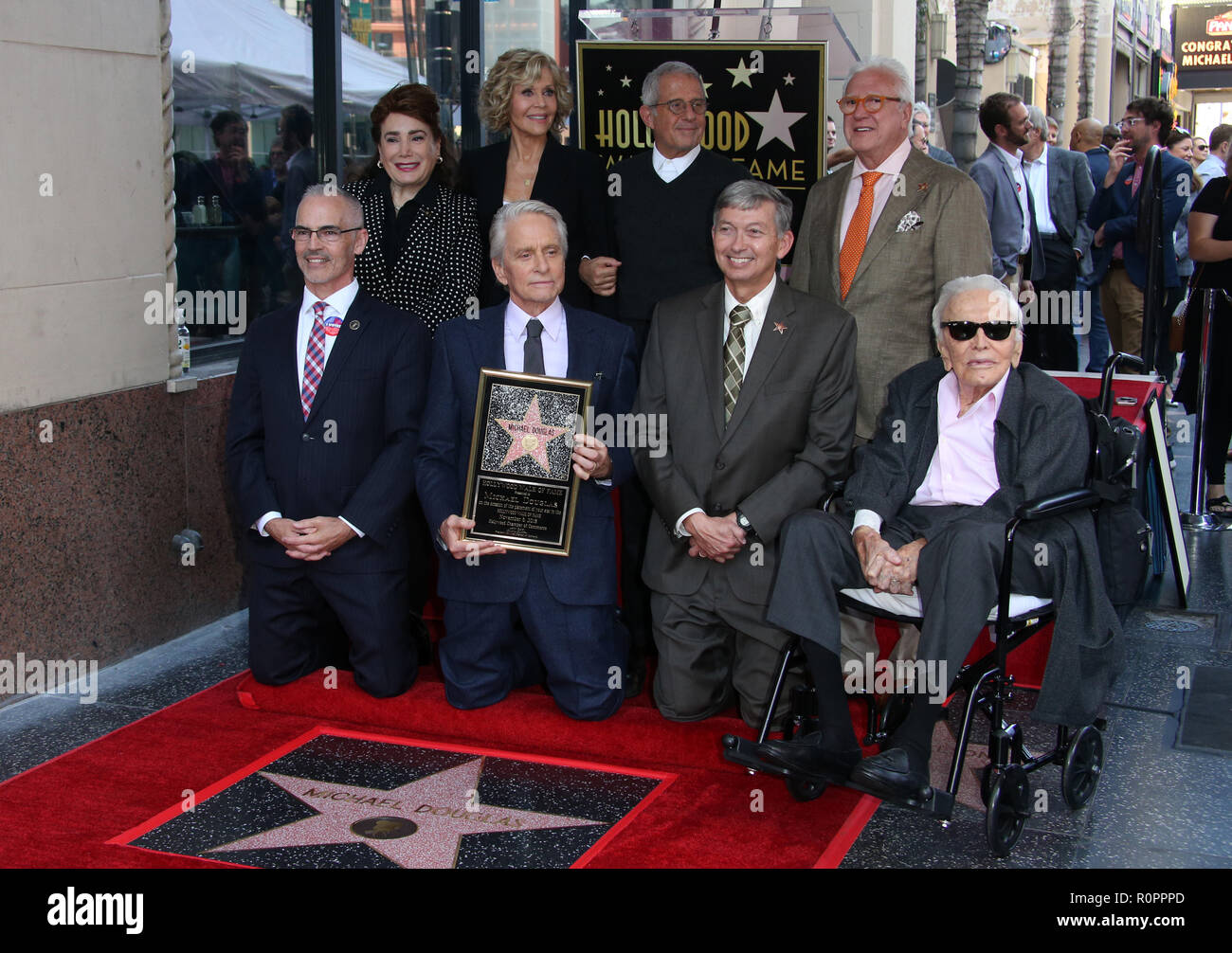 Hollywood, CA - Novembre 06 Mitch O'Farrell, Michael Douglas, Jane Fonda, Leron Gubler, Ron Meyer, Vin Di Bona, Kirk Douglas, Michael Douglas honoré assiste avec étoile sur le Hollywood Walk of Fame Le 06 novembre 2018. Credit : Faye Sadou/MediaPunch MediaPunch Crédit : Inc/Alamy Live News Banque D'Images