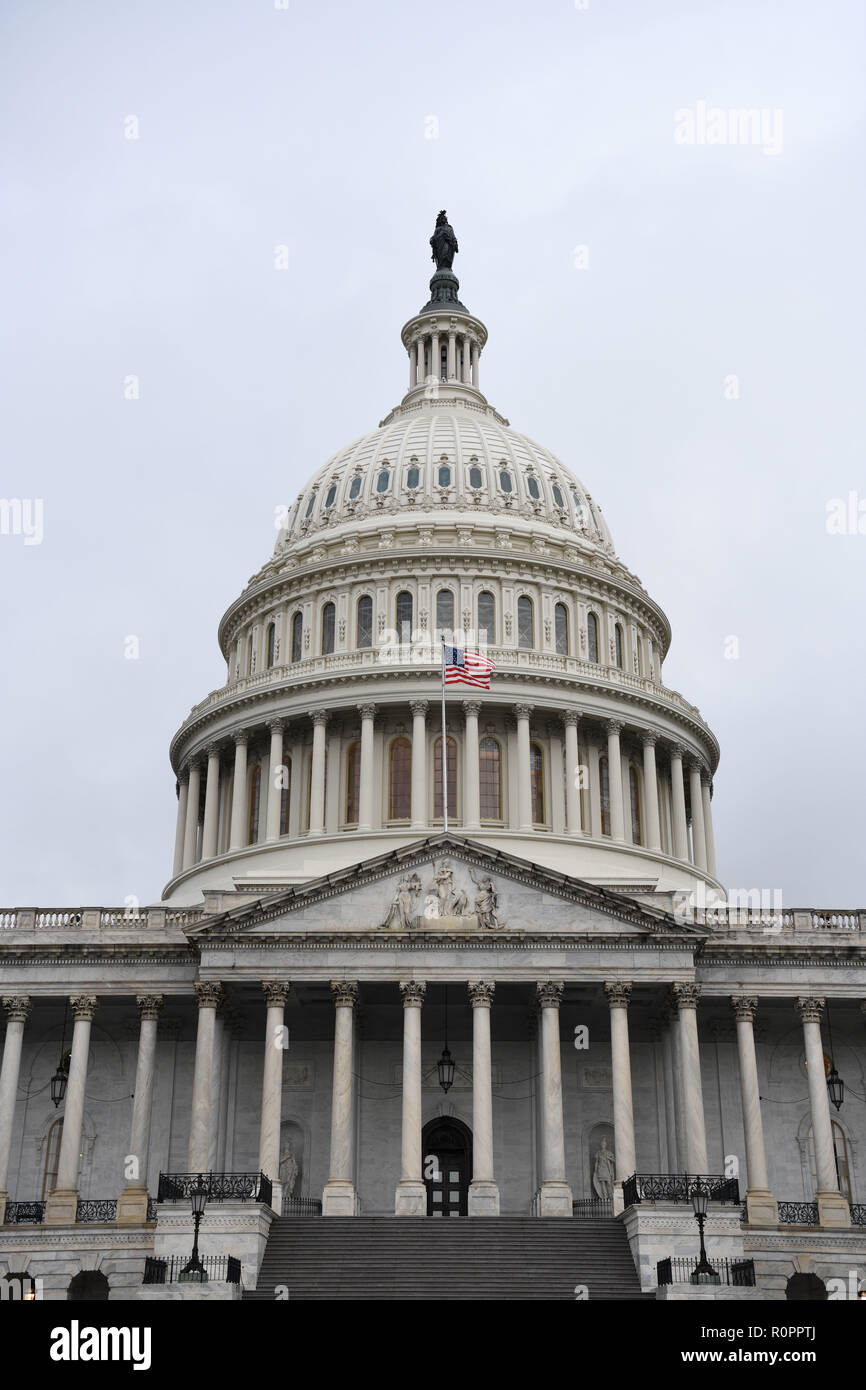 Washington, DC, USA. Nov 6, 2018. La capitale américaine est perçue à Washington, DC, le 6 novembre 2018. Le Parti républicain américain le mardi a réussi à maintenir une majorité au Sénat dans les élections de mi-parcours, tandis que les démocrates ont lutté la Chambre majorité des républicains, selon les projections de plusieurs organes de presse. Credit : Liu Jie/Xinhua/Alamy Live News Banque D'Images