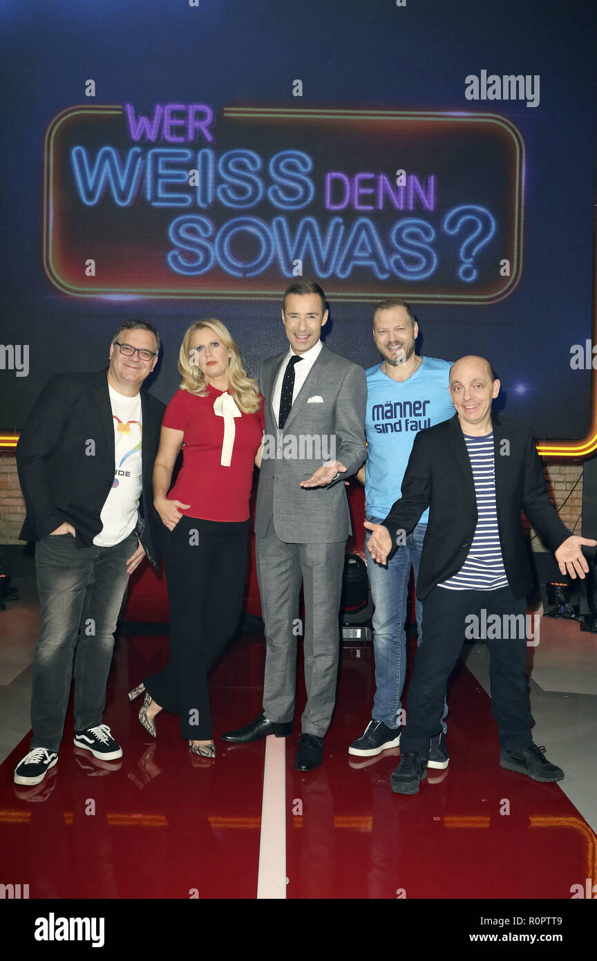 Hambourg, Allemagne. 05Th Nov, 2018. Elton, Barbara Schöneberger, Kai Pflaume, Mario Barth und Bernhard Hoecker bei der Aufzeichnung der ARD-Quizshow "Wer weiß denn ça va ? XXL' im Studio Hambourg. Hambourg, 05.11.2018 | Conditions de crédit dans le monde entier : dpa/Alamy Live News Banque D'Images