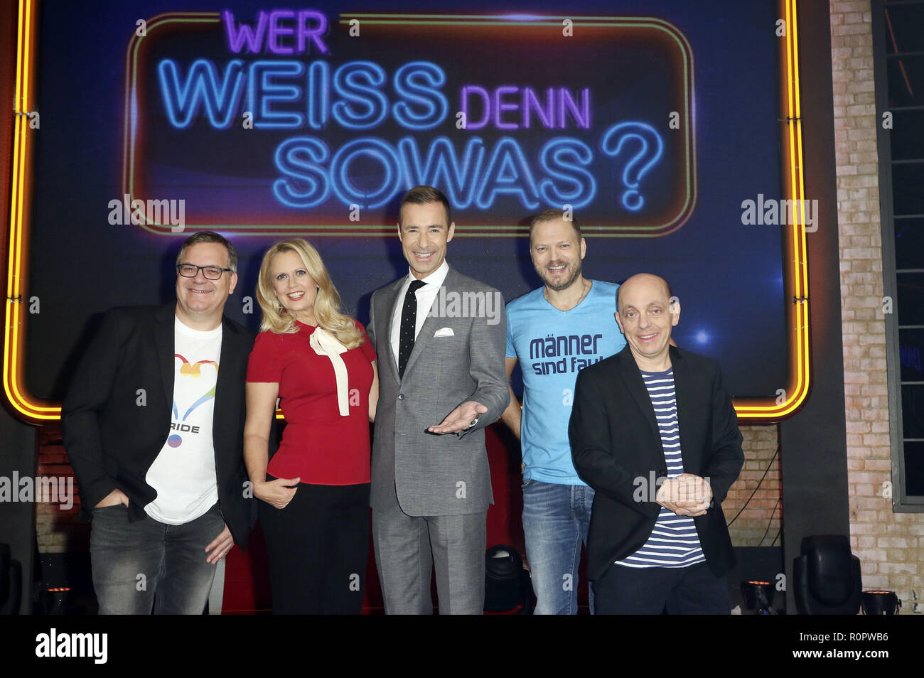 Hambourg, Allemagne. 05Th Nov, 2018. Elton, Barbara Schöneberger, Kai Pflaume, Mario Barth und Bernhard Hoecker bei der Aufzeichnung der ARD-Quizshow "Wer weiß denn ça va ? XXL' im Studio Hambourg. Hambourg, 05.11.2018 | Conditions de crédit dans le monde entier : dpa/Alamy Live News Banque D'Images