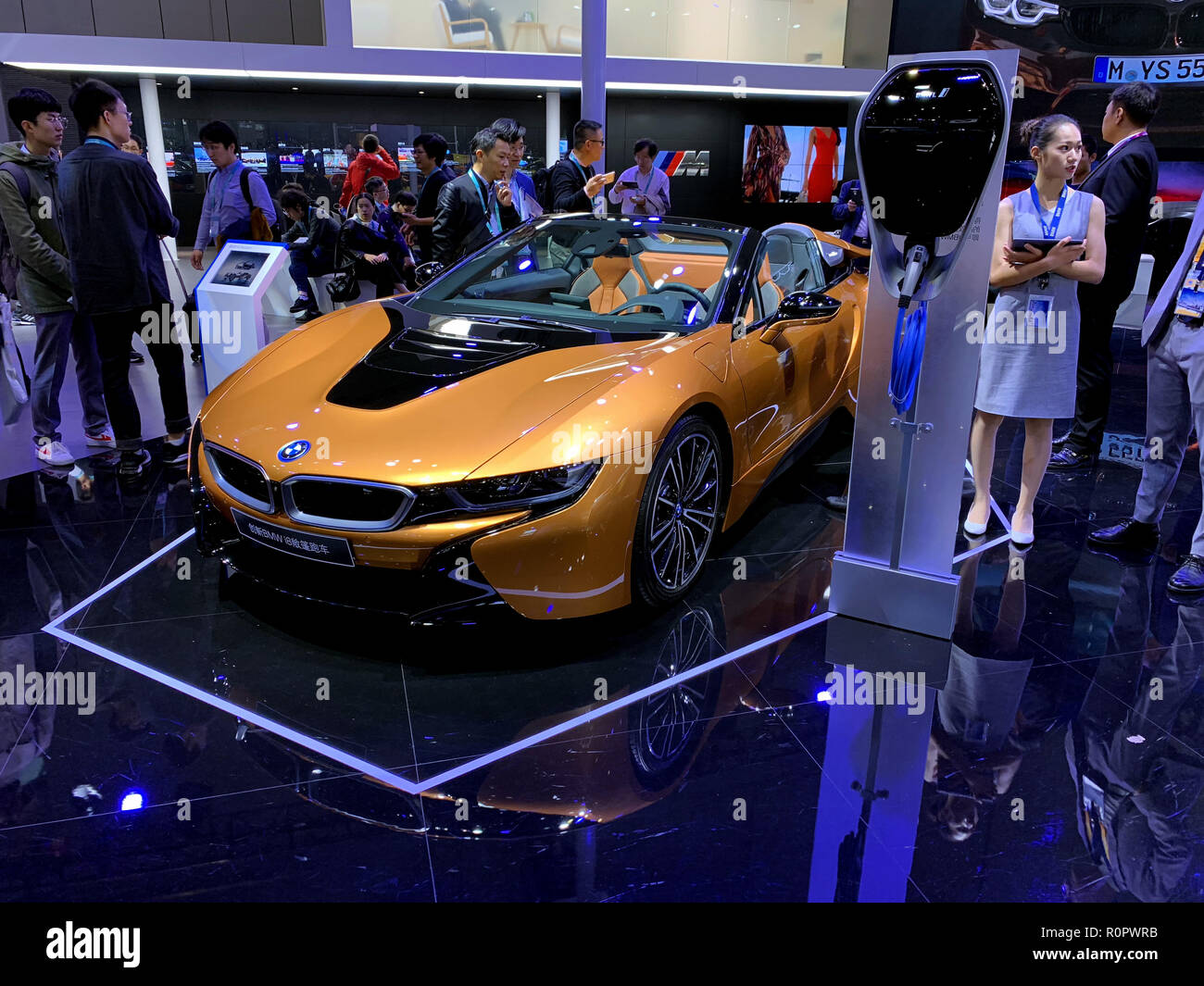 Shanghai, Chine. Nov 7, 2018. Les visiteurs regarder BMW i8 plug-in hybride de voiture de sport à la première importation de Chine Exposition Universelle de Shanghai, la Chine orientale, le 7 novembre 2018. Credit : Niu Xiaolei/Xinhua/Alamy Live News Banque D'Images