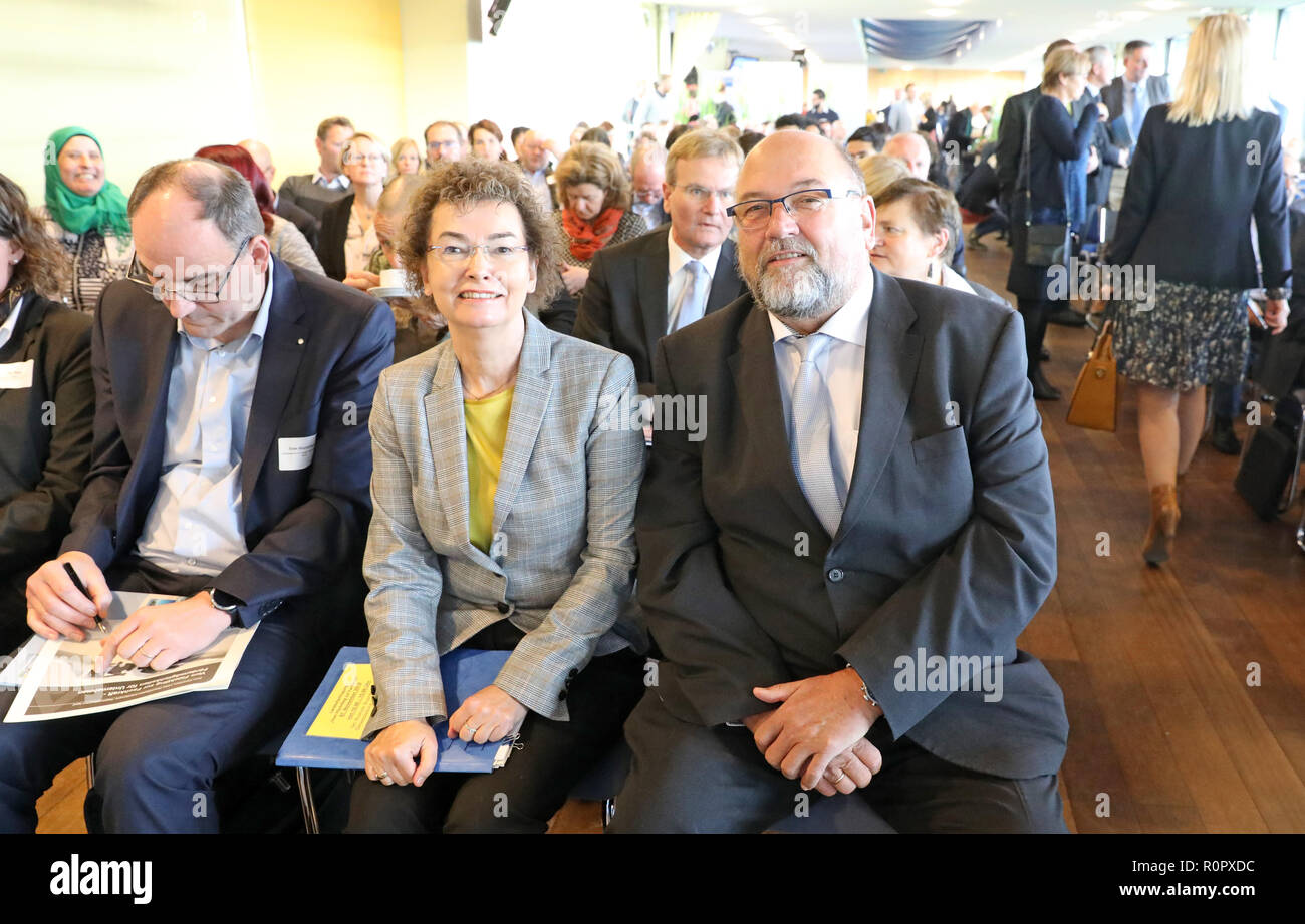 07 novembre 2018, Mecklembourg-Poméranie-Occidentale, Rostock : Harry Glawe (r, CDU), Ministre des affaires économiques, Margit Haupt-Koopmann (M), présidente du Conseil exécutif de la direction régionale nord de l'Office fédéral de l'emploi, et Sven Hinrichsen, Chef de Division à l'Office fédéral de l'emploi Direction régionale Nord, sont en première ligne à la 'de réfugié à des spécialistes du marché du symposium. Lors de la conférence, le Ministère d'Etat de l'économie et du travail fournira des informations sur les possibilités d'intégration des migrants sur le marché du travail. L'événement sera accom Banque D'Images