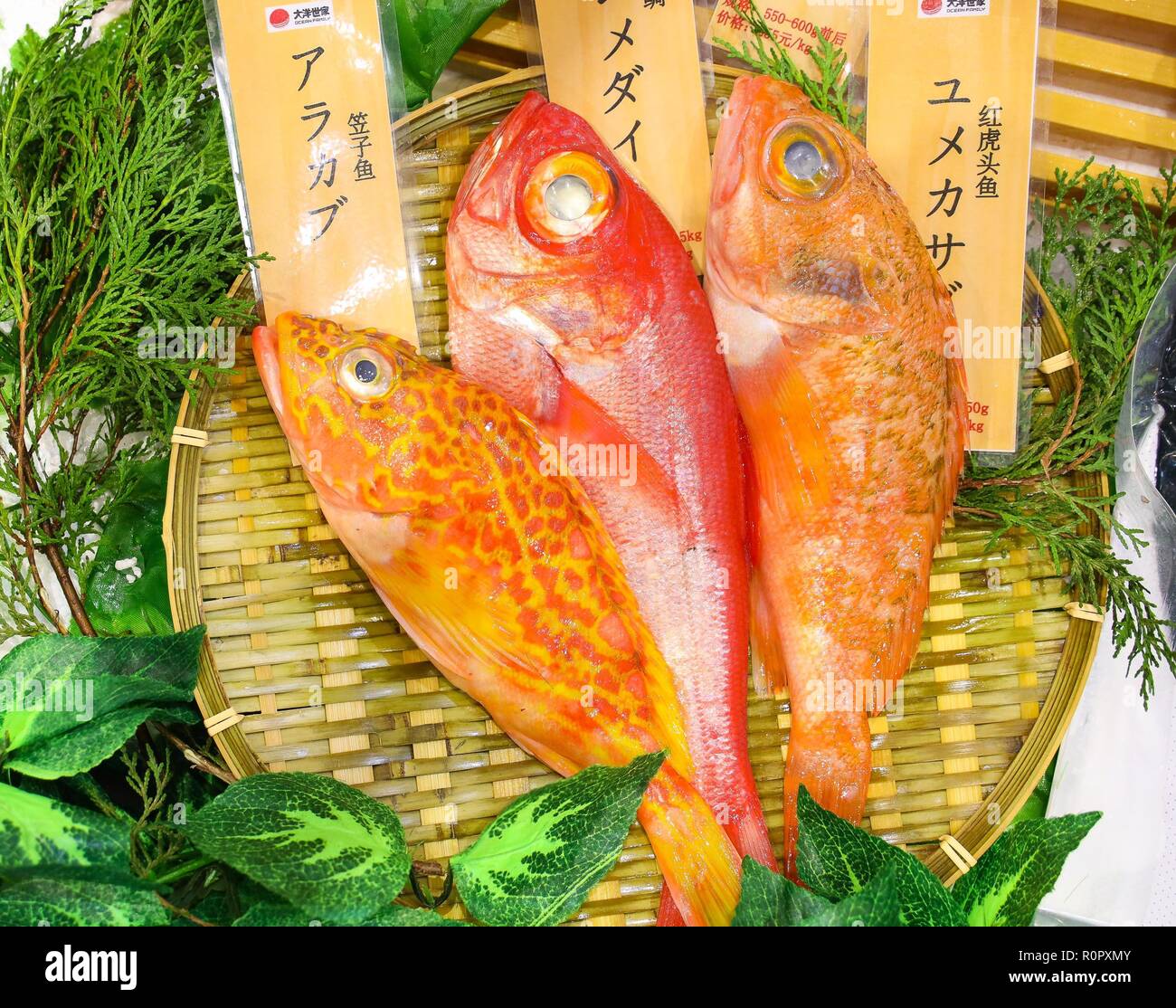 (181107) -- SHANGHAI, le 7 novembre 2018 (Xinhua) -- Photo prise le 7 novembre 2018 montre les fruits de mer du Japon à l'Alimentation et des produits agricoles au cours de la première zone d'importation chinois International Expo (CIEE) à Shanghai, à l'est de la Chine. Divers L'alimentation provenant du monde entier sont exposées dans le CIEE. (Xinhua/Liu Dawei)(zyd) Banque D'Images