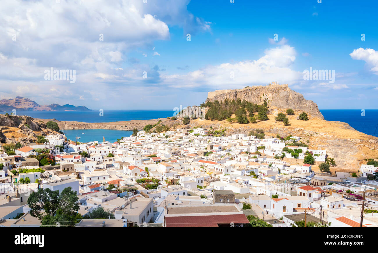 Avis de Lindos Village avec Acropole et mer Méditerranée en arrière-plan ( Rhodes, Grèce Photo Stock - Alamy