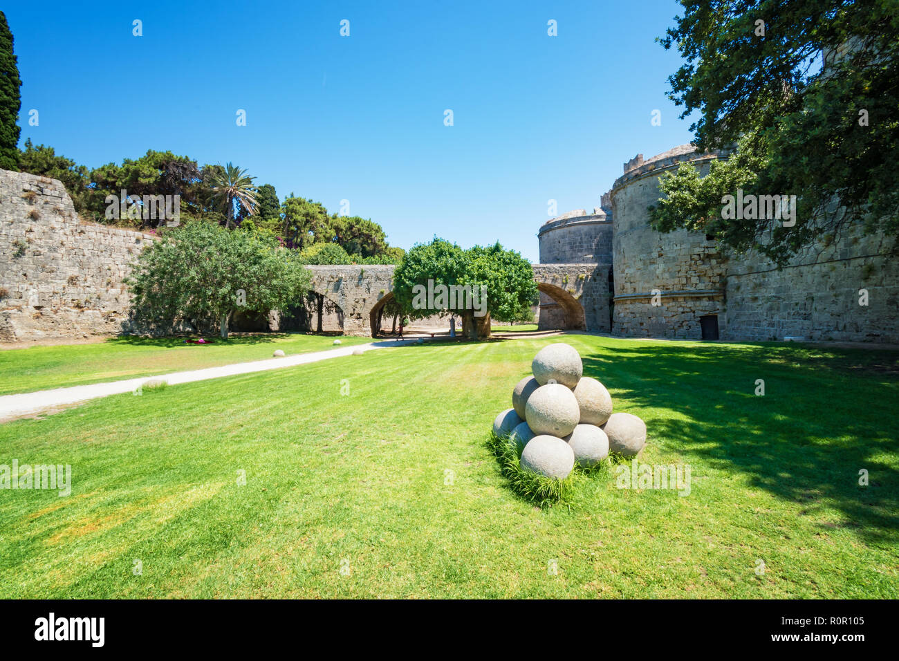 Pile de boulets à côté de grand maître palace dans la vieille ville de