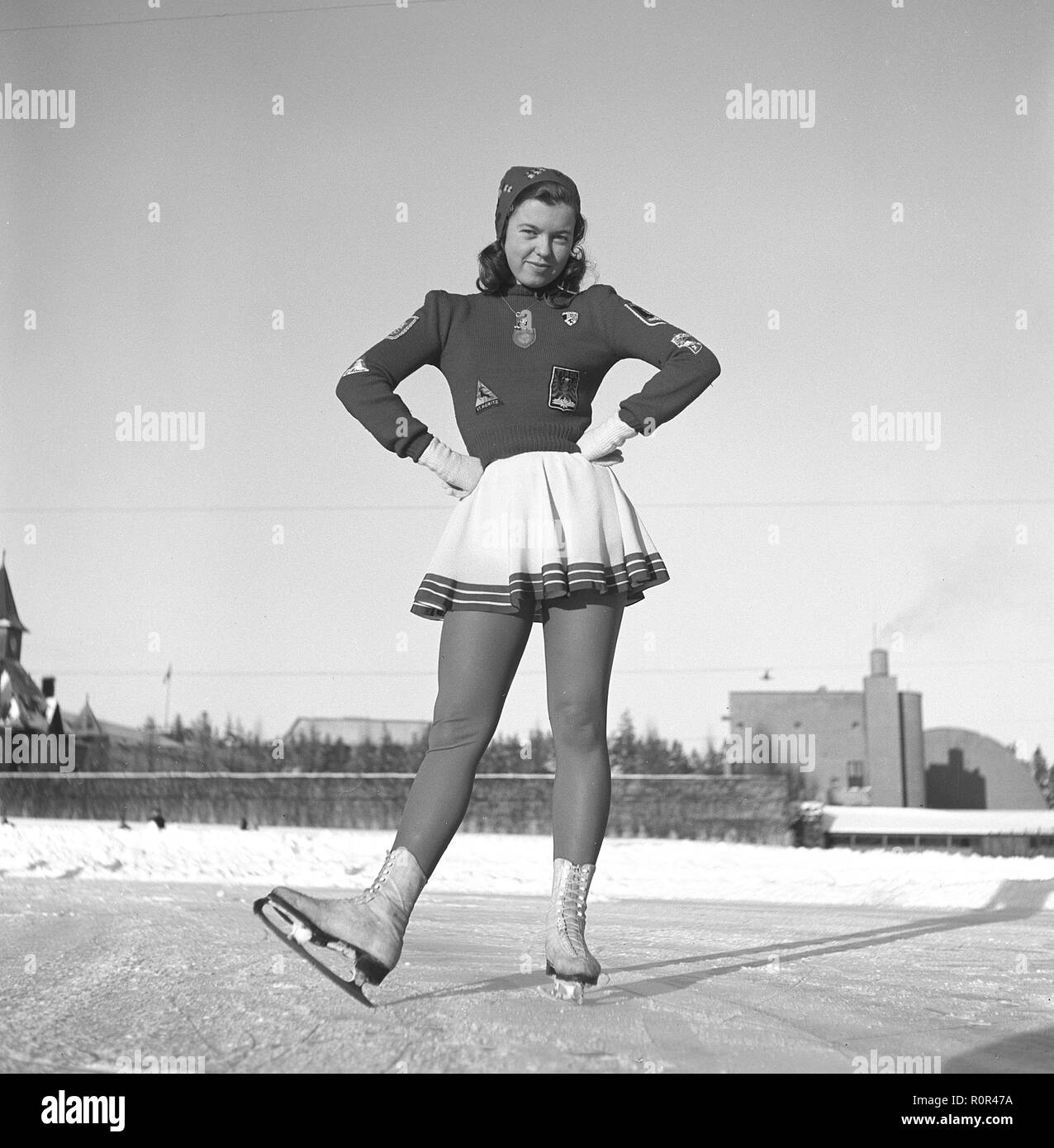 Patinage sur glace Maj-Britt Rönningberg , 1923-2001 , patineur sur glace posant en tenue typique des années 40. La Suède 1944 Photo Kristoffersson F120-4 Banque D'Images