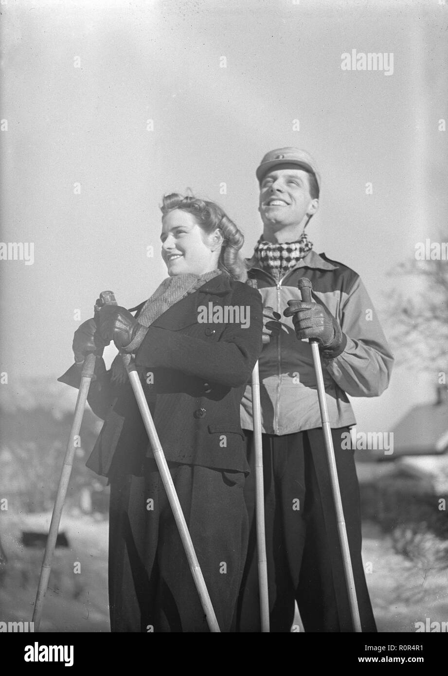 L'hiver dans les années 40. Un jeune couple est jouissant de leurs vacances d'hiver, et ils portent les vêtements de mode d'hiver typique des années 40. La Suède en février 1940. Kristoffersson Photo Ref 68-8 Banque D'Images