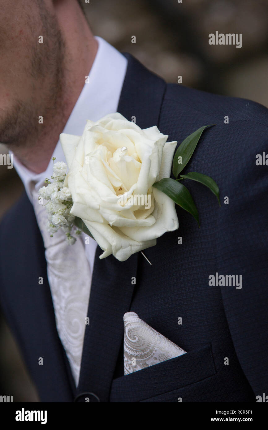 Palefreniers Sur Son De Boutonnière Mariage Up Costume Close OPiukZX