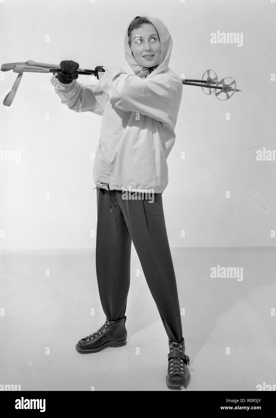 La mode et le sport d'hiver dans les années 1950. Une jeune mannequin porte cette années winter fashion. Une courte veste blanche et un pantalon noir. Suède 1954 Banque D'Images