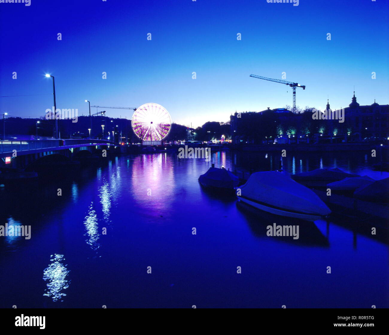 Zurich City scape à heure bleue, scène de nuit Banque D'Images
