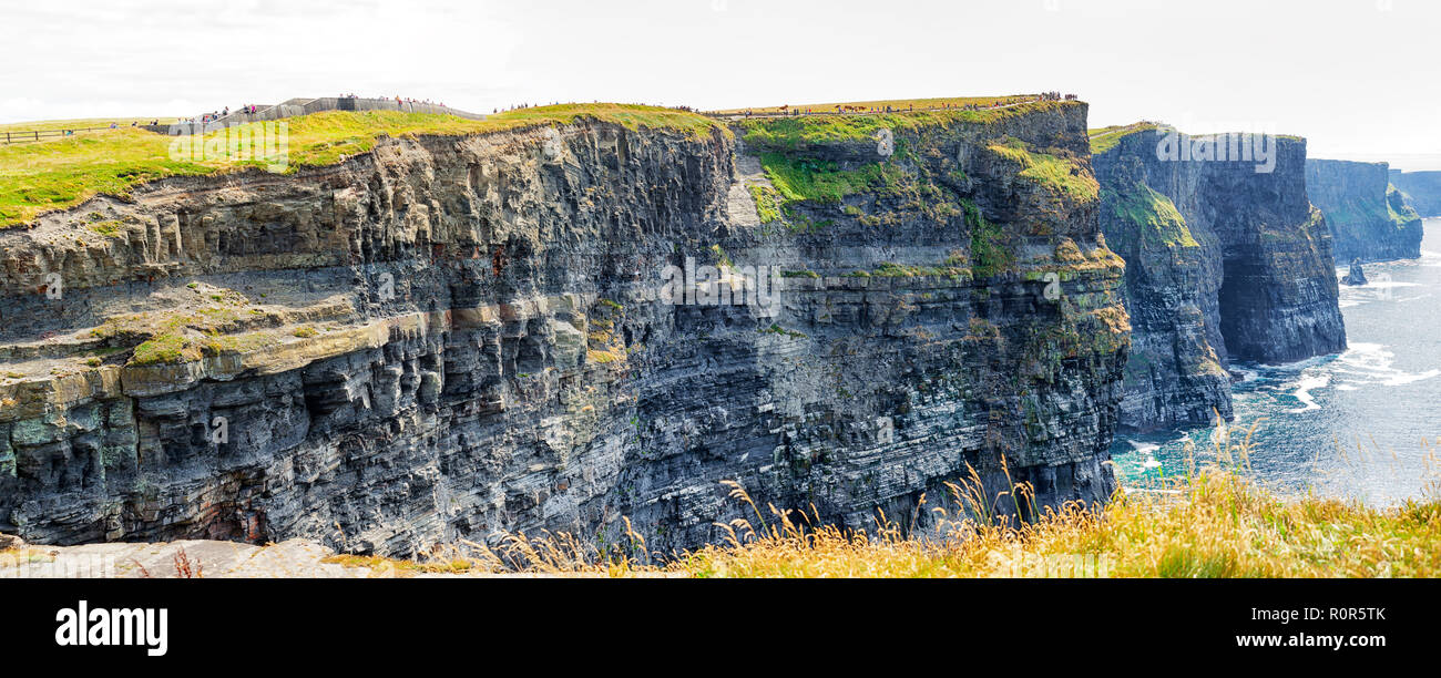 Les touristes à les falaises de Moher, le Burren, comté de Clare, Irlande Banque D'Images