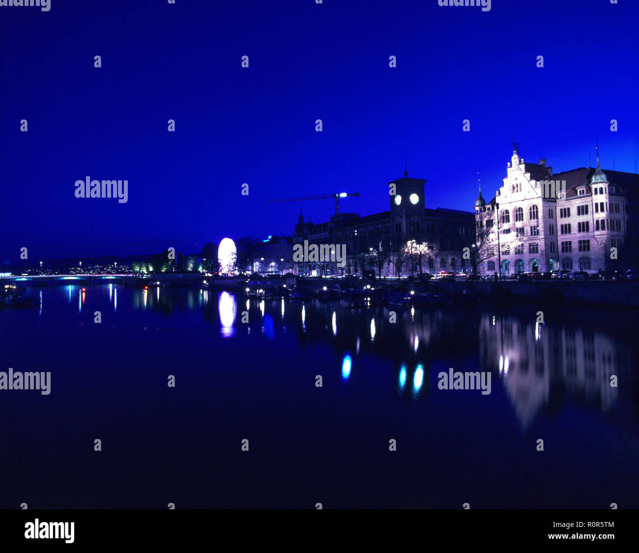 Zurich City scape à heure bleue, scène de nuit Banque D'Images
