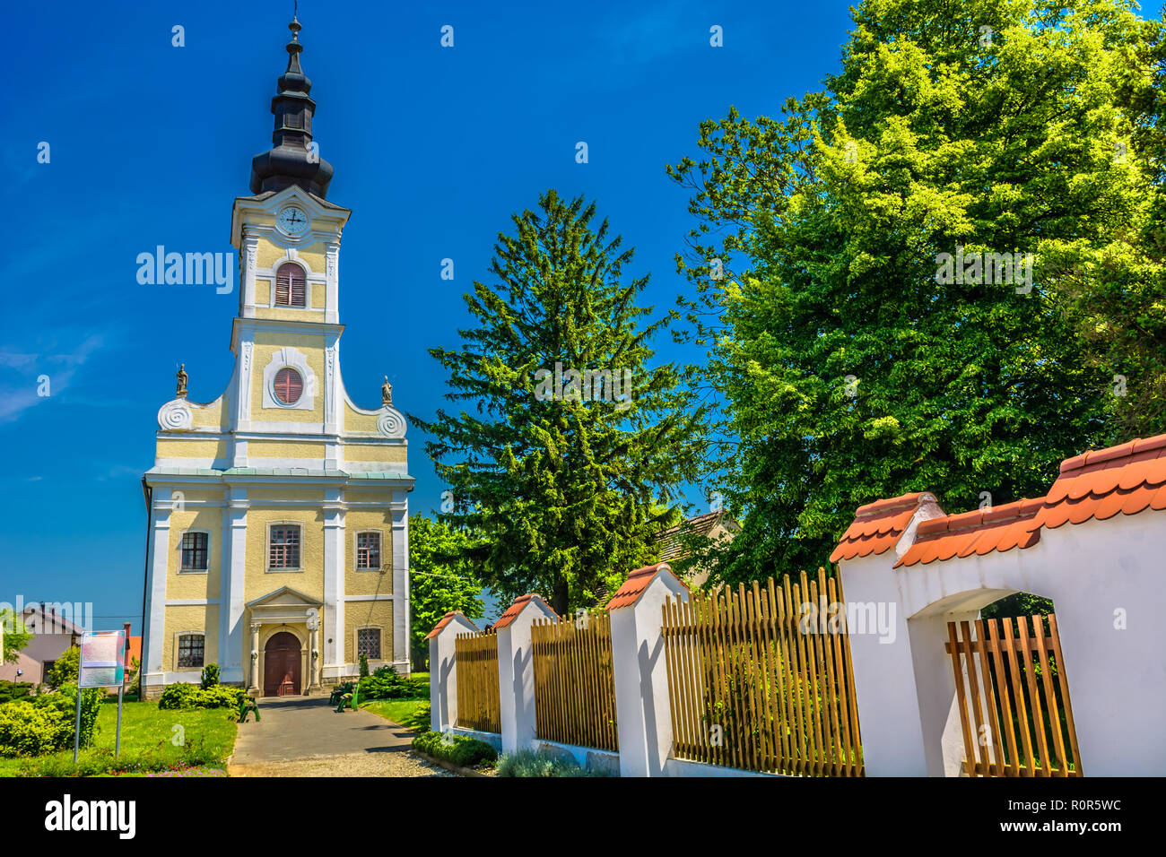 Vue panoramique à petite église catholique en Martijanec près de Ludbreg culte, Croatie. Banque D'Images