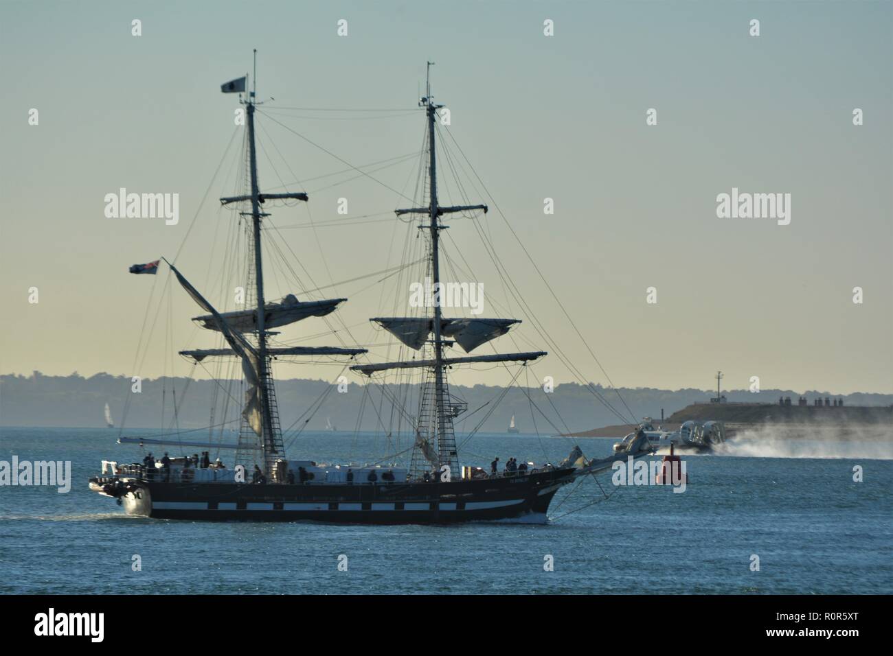 Bateau à voile mât 2 sur le solent et l'île de Wight en arrière-plan et l'aéroglisseur qui passait juste derrière. Banque D'Images