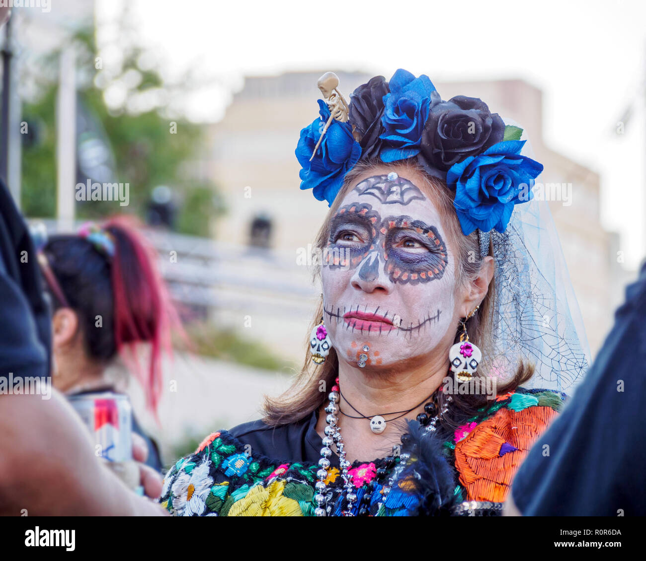 Une femme mature dans la peinture pour le visage et le costume à la 2018 Dia de los Muertos, ou Jour des Morts célébration en Corpus Christi, Texas USA. Banque D'Images