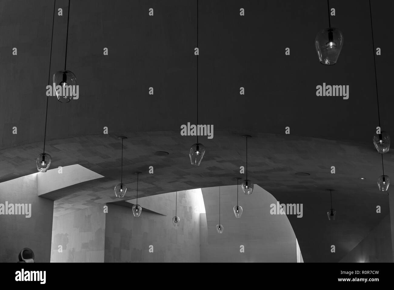 Architecture L'église Saint Ignace d'intérieur ceilng beems, formes abstraites avec des lumières qui pendait au plafond. Banque D'Images