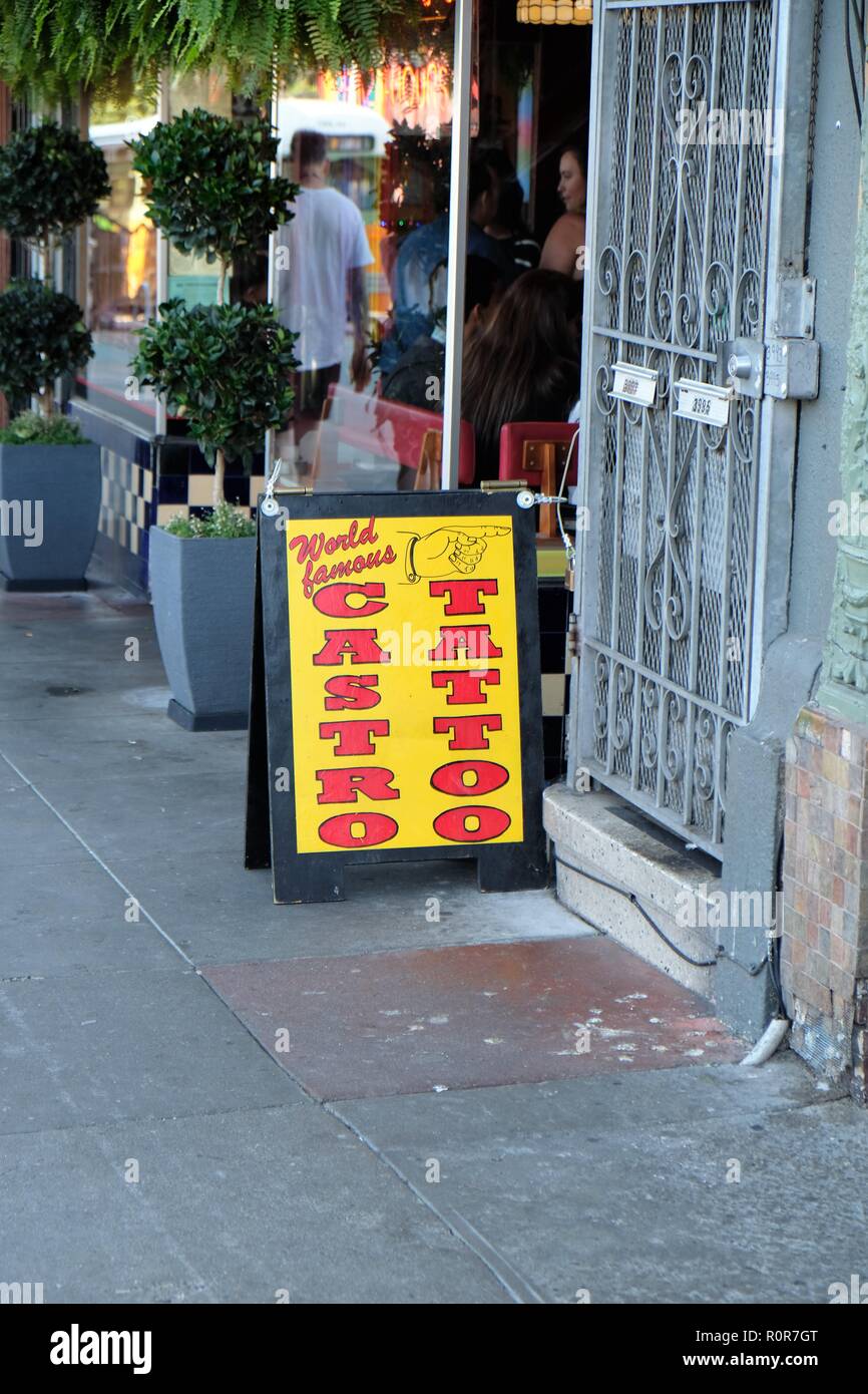 Pancarte de trottoir pour célèbre Castro salon de tatouage ; sur Jane Warner Plaza, le quartier Castro, San Francisco, California, USA. Banque D'Images