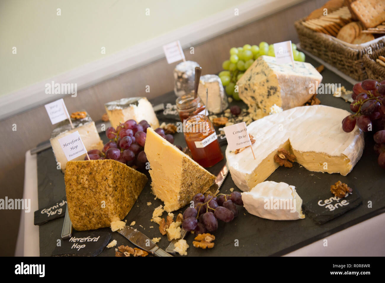 Assiette de fromage sur une ardoise gris lors d'une fête, prêt à être consommé, en tranches Banque D'Images