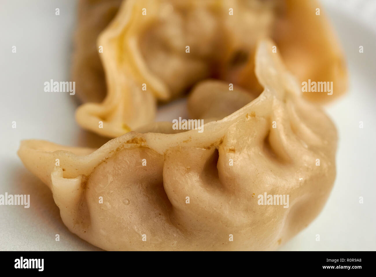 Momos, raviolis typiques du Tibet et du Népal en tant que servi dans peu de Thibet, Jackson Heights, Queens, New York, USA Banque D'Images