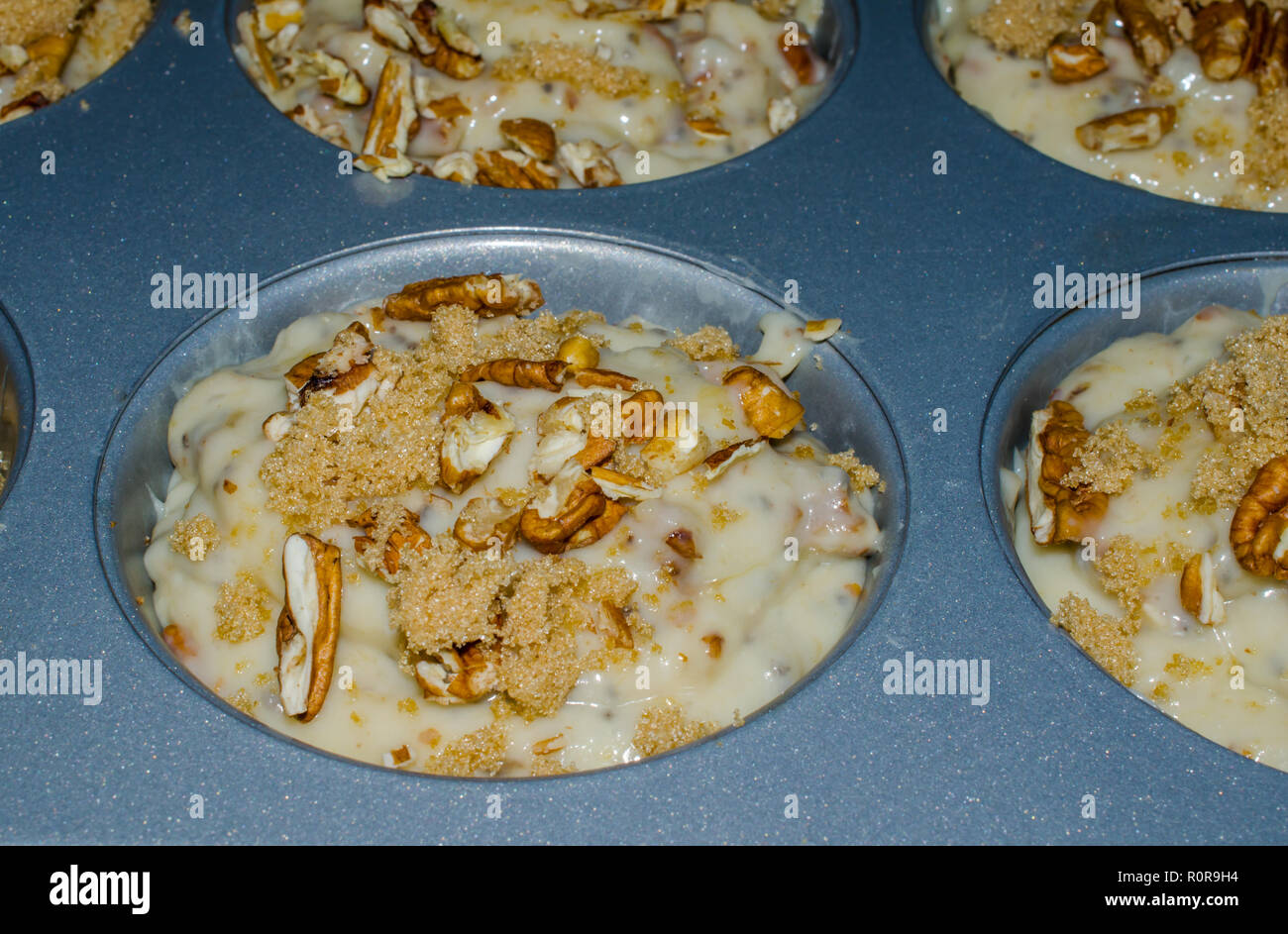 Maison tarte aux noix de pécan muffins bananes biologiques. Préparation de plats délicieux et nutritifs pour traiter des en-cas ou repas petit déjeuner. Banque D'Images