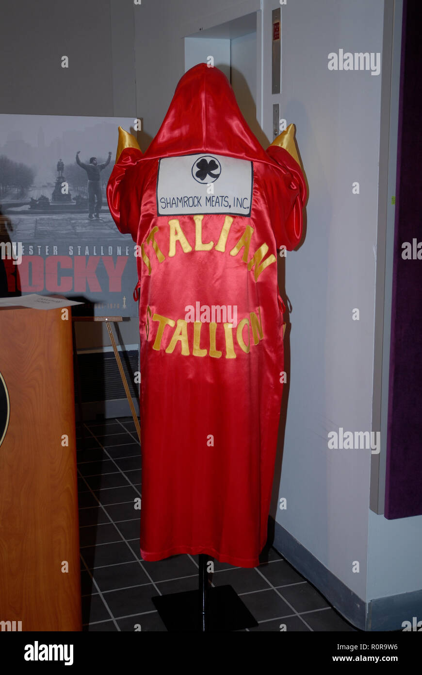 Washington DC. 12-5-2006 Sylvester Stallone remet les souvenirs de l'boxe 'Rocky' les films de la Smithsonian Museum of American History. Inclus est le fabricant de la robe 1976 'Rocky' lutte avec Apollo Creed. La signature black hat et une paire de gants de boxe autographiés de 'Rocky II' (1979) et d'une paire de short de boxe et chaussures de "Rocky III" (1982). Les articles donnés fera partie de la 'trésors de l'histoire américaine' la pièce au Smithsonian. Credit : Crédit : Mark Mark Reinstein Reinstein/MediaPunch Banque D'Images