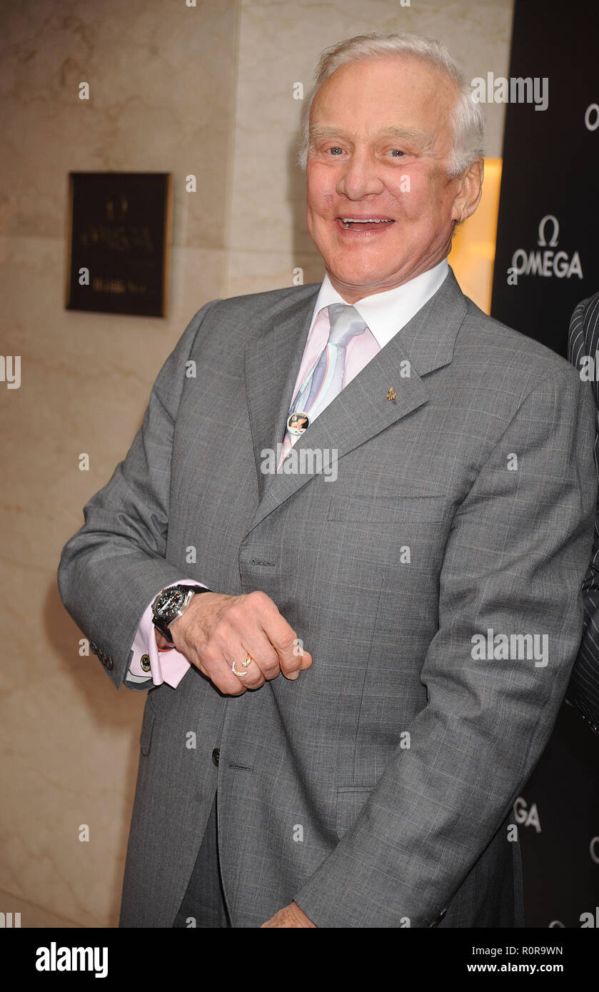 Buzz Aldrin marque le 40e anniversaire de l'alunissage avec le début de l'edition limitée de la Speedmaster Moonwatch Apollo 11 inspiré par regarder l'original porté par l'aldrine à l'alunissage. Boutique Phare OMEGA à New York City. Le 3 juin 2009. Crédit : Dennis Van Tine/MediaPunch Banque D'Images
