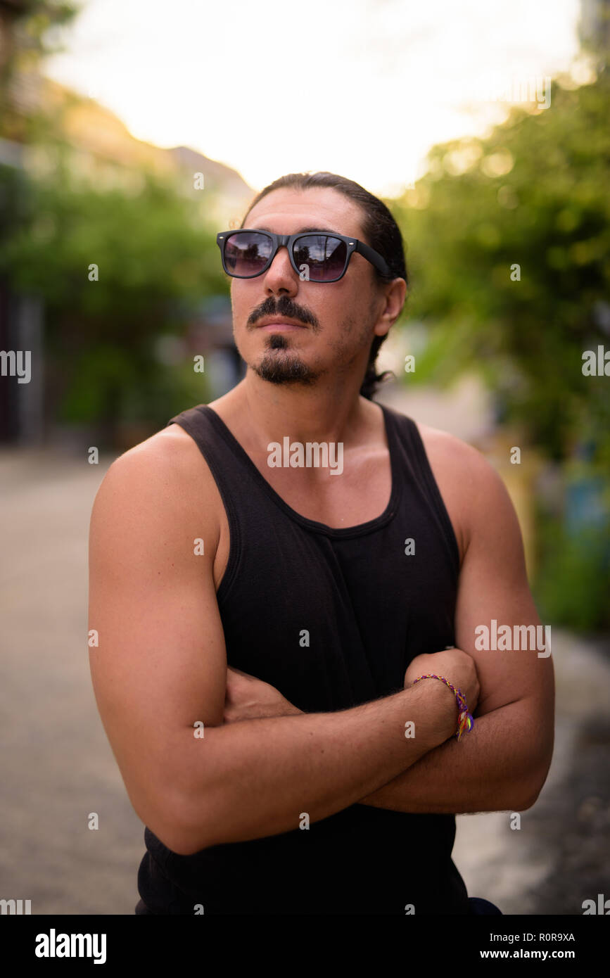Bel homme avec des cheveux bouclés et d'une moustache dans les rues outdoor Banque D'Images