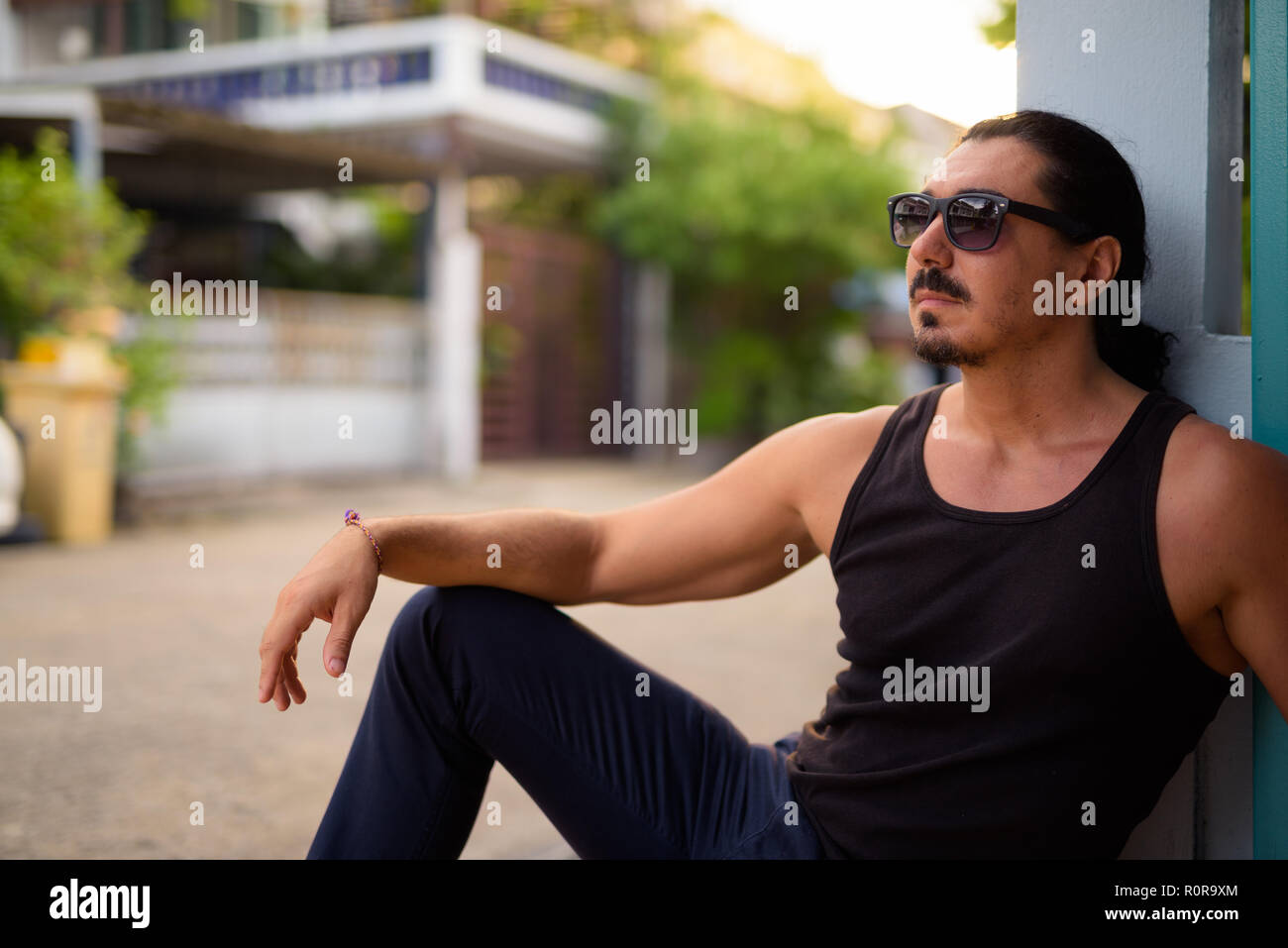 Bel homme avec des cheveux bouclés et d'une moustache dans les rues outdoor Banque D'Images