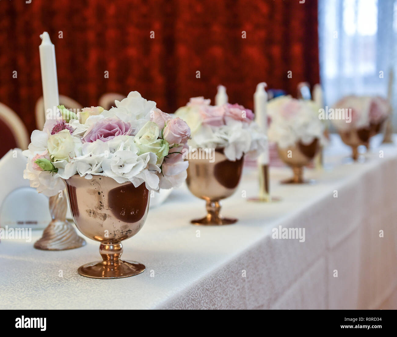 Avec décoration de mariage cupcakes aux couleurs pastel, meringues, muffins et macarons. Arrangement événement élégant et luxueux avec des macarons. Banque D'Images