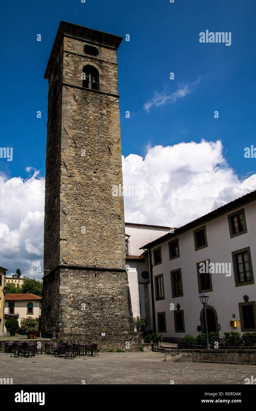 Le clocher de la cathédrale Saint Pierre et Saint Paul, Castelnuovo di Garfagnana, Toscane Banque D'Images