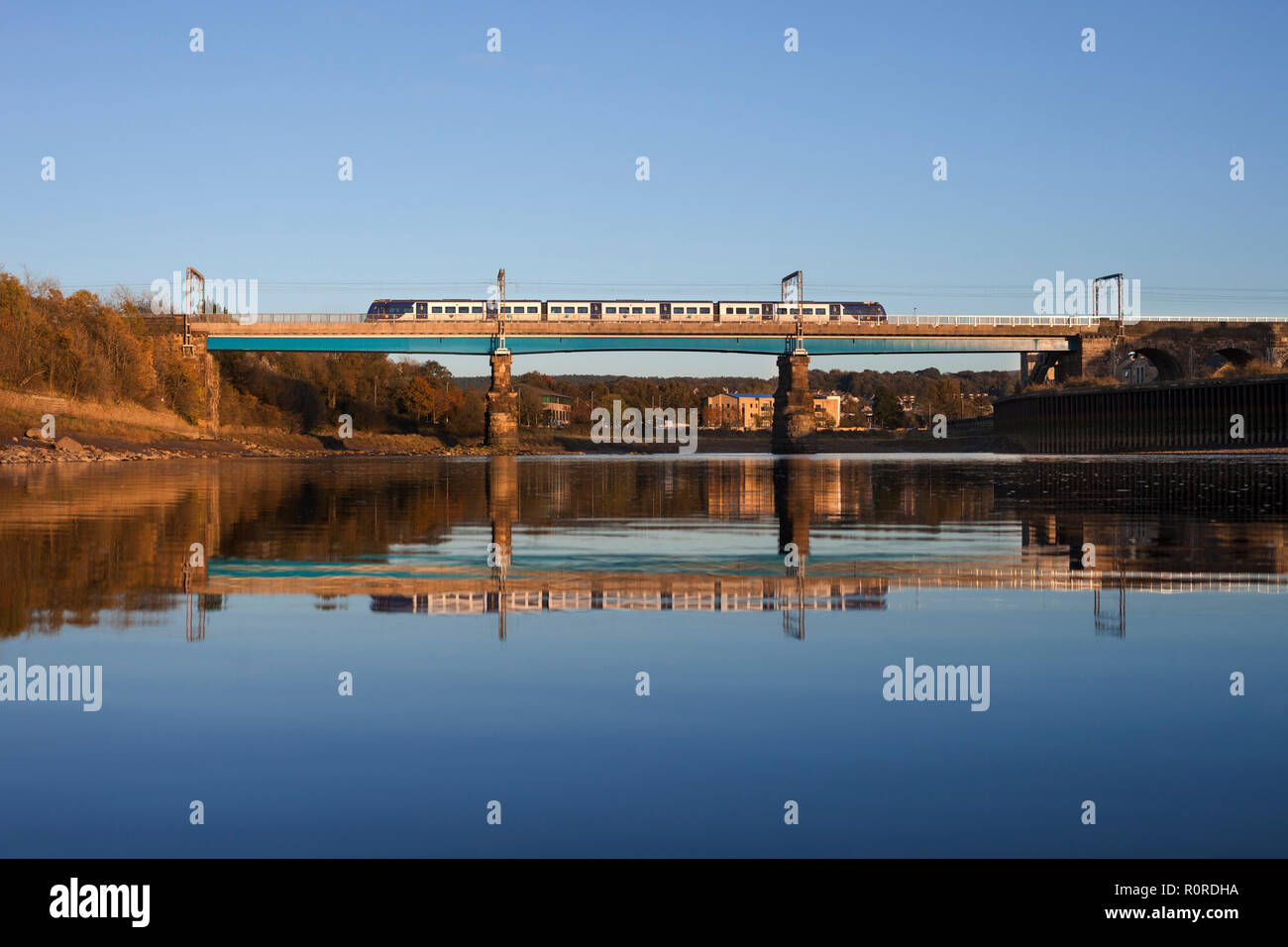 Une toute nouvelle classe de FAC 195 DMU pour Northern Rail train arriva sur l'exécution d'un test de traverser la rivière lune viaduc sur la West Coast Main Line à Lancaster Banque D'Images