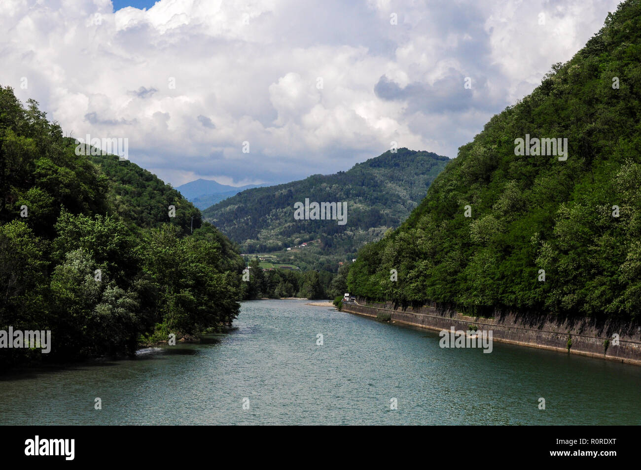 Vue nord du pont à Borgo a Mozzano le long de la rivière Serchio Banque D'Images