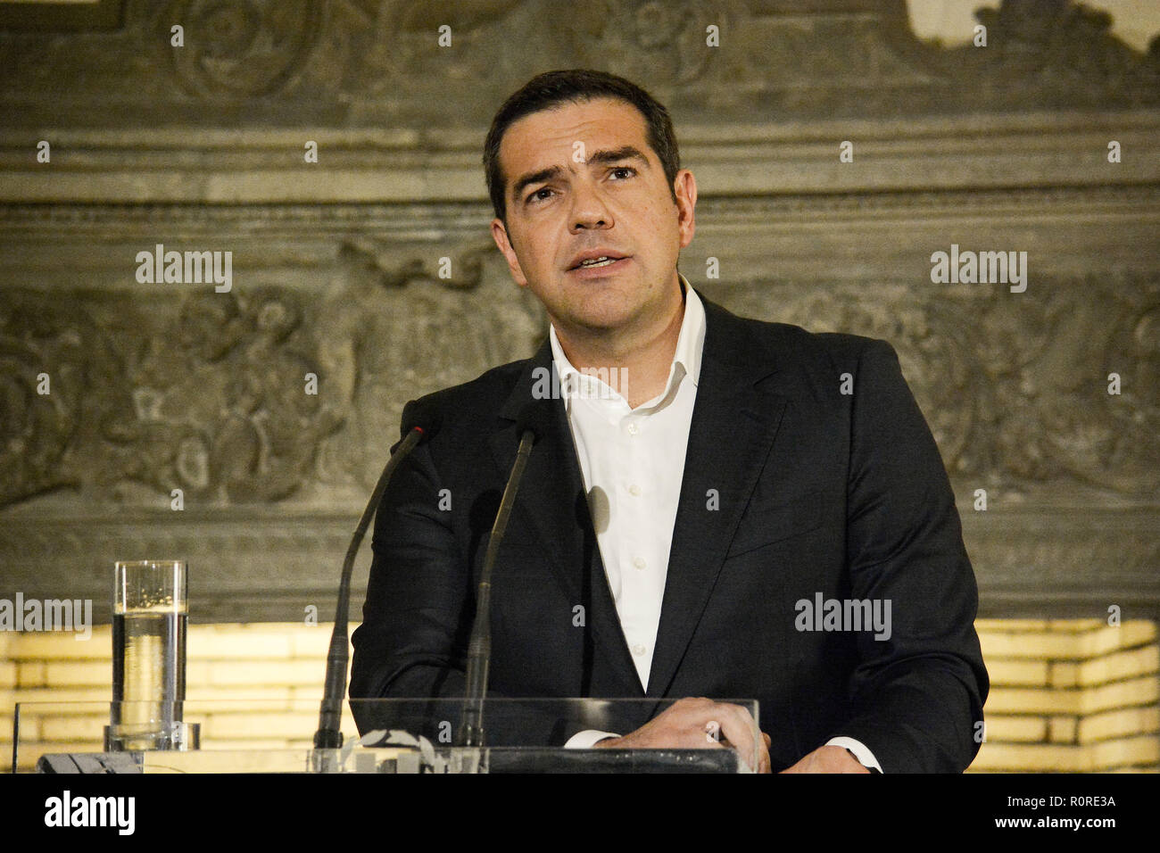 Le Premier ministre grec vu parler au cours de leur réunion. Le Premier Ministre grec, Alexis Tsipras et l'Archevêque Geronimo s'est réuni et a fait des déclarations dans Maximos Mansion. Banque D'Images
