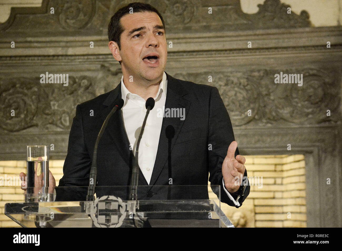 Le Premier ministre grec vu parler au cours de leur réunion. Le Premier Ministre grec, Alexis Tsipras et l'Archevêque Geronimo s'est réuni et a fait des déclarations dans Maximos Mansion. Banque D'Images