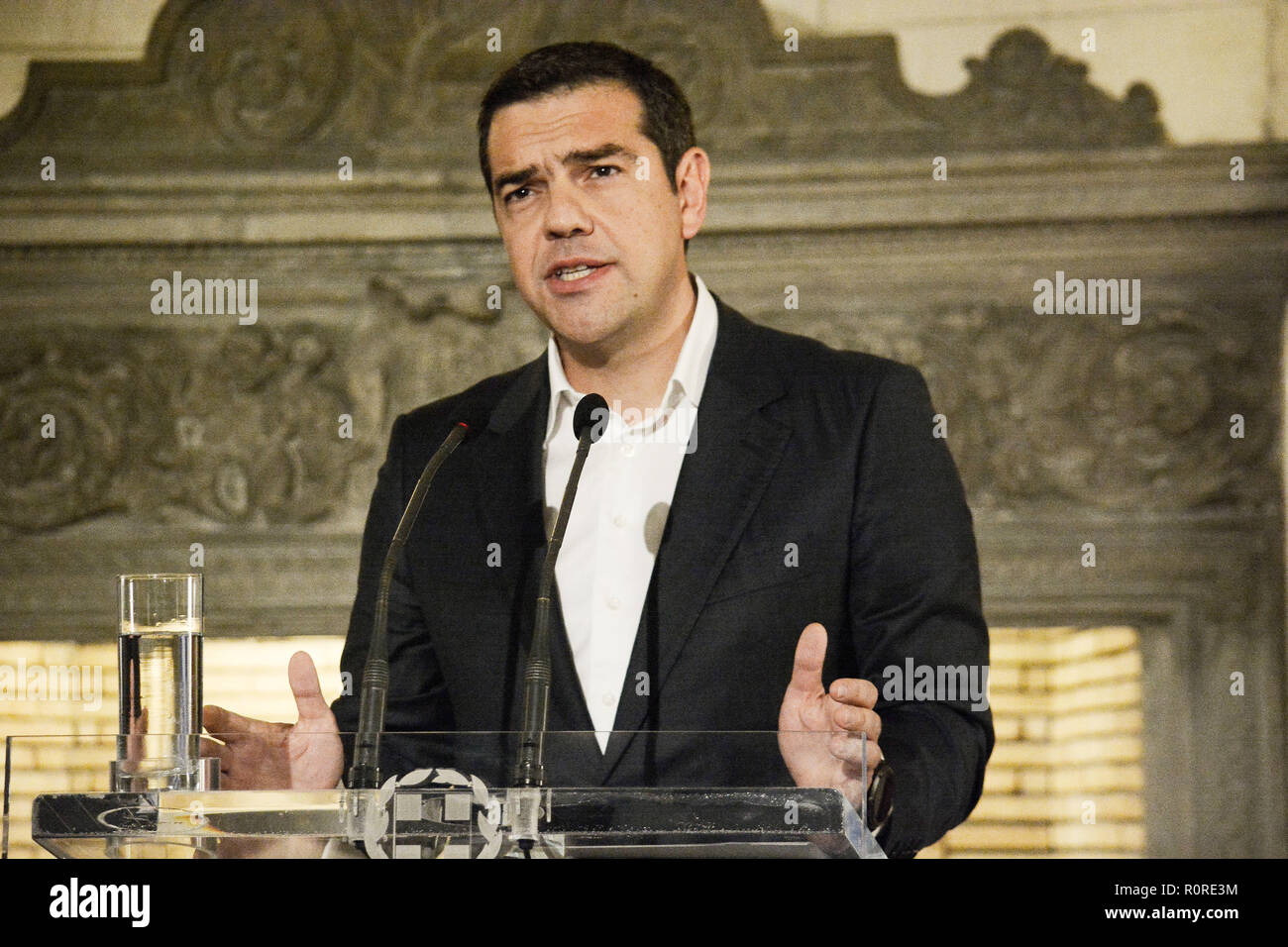 Le Premier ministre grec vu parler au cours de leur réunion. Le Premier Ministre grec, Alexis Tsipras et l'Archevêque Geronimo s'est réuni et a fait des déclarations dans Maximos Mansion. Banque D'Images