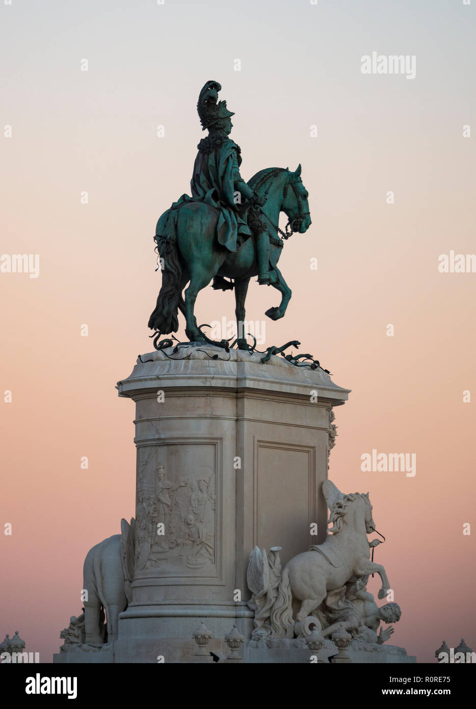 Horseman statue du roi Jose je au coucher du soleil, Praca do Comercio, la Baixa, Lisbonne, Portugal Banque D'Images