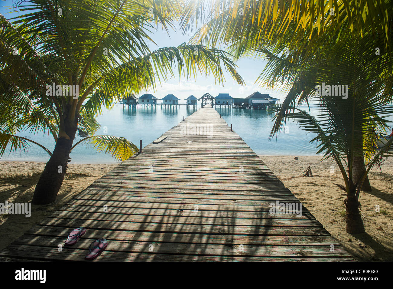 Des maisons sur pilotis, bungalows dans l'eau, Tikehau, Tuamotu, Polynésie Française Banque D'Images