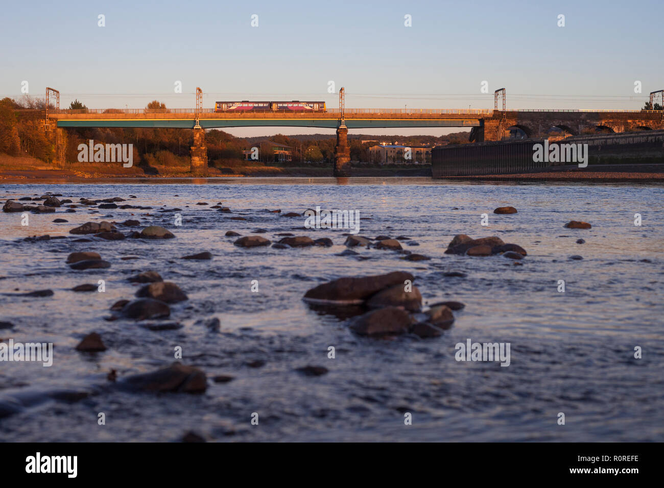 Une classe 142 arriva Northern Rail train stimulateur traverse le viaduc sur la rivière lune à Lancaster sur la West Coast Main Line. Banque D'Images