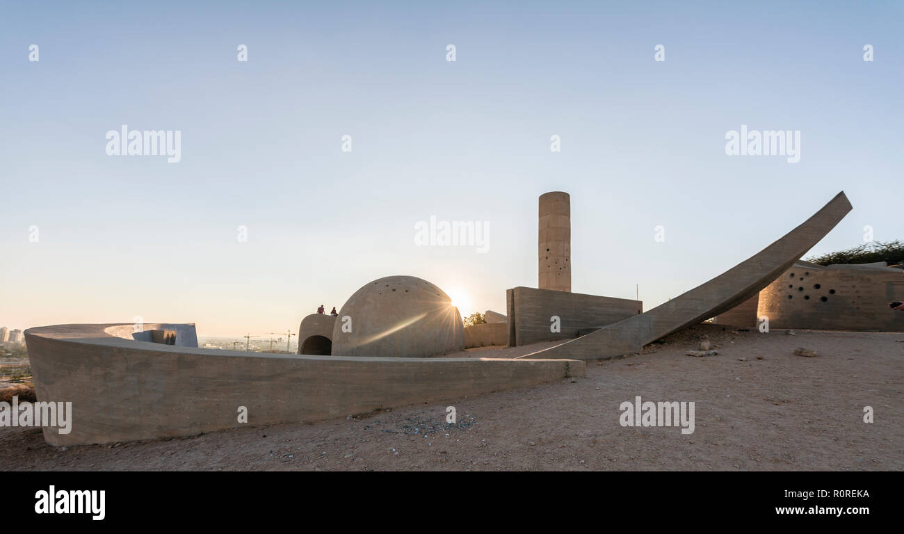 Monument de béton, monument de la Brigade du Néguev, soleil dans la soirée, Be'er Scheva, Israël Banque D'Images