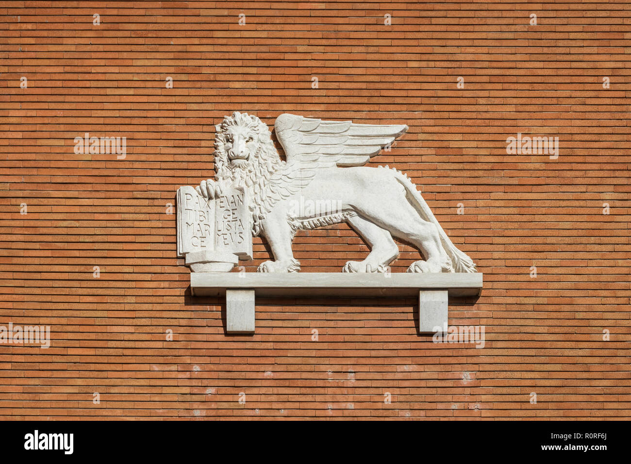 Statue d'un lion ailé de Saint Marc tenant une Bible - Gorizia, Frioul-Vénétie Julienne, Italie Banque D'Images