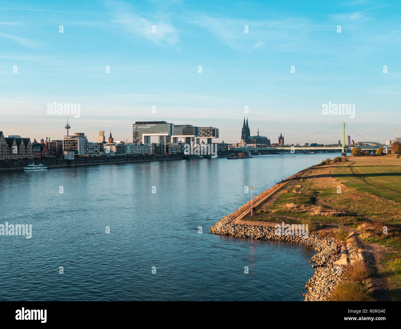 L'automne à Cologne : rues de la région de Cologne, Allemagne avec cathédrale et d'autres repères - Poller Wiesen en premier plan Banque D'Images