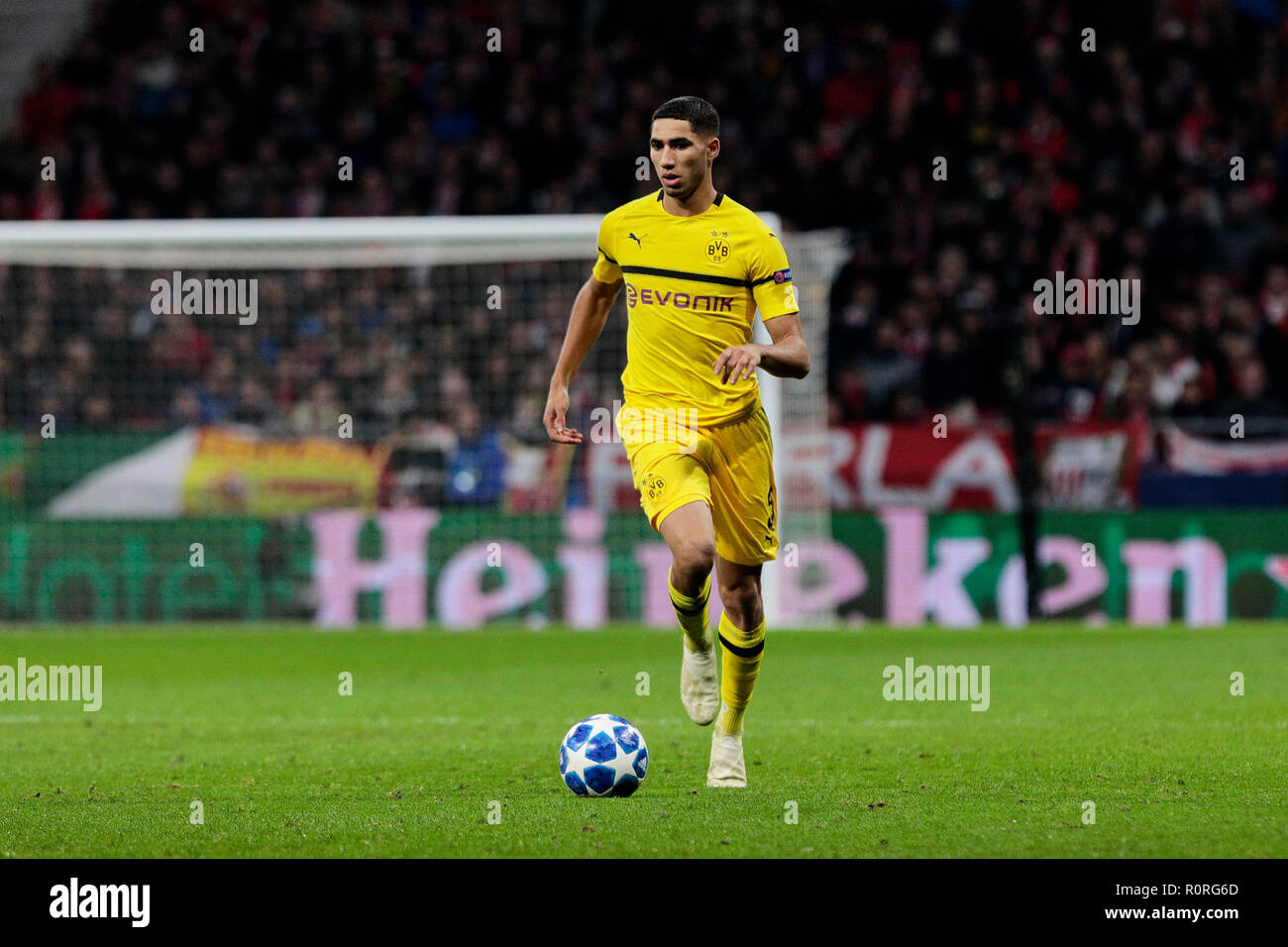 Le Borussia Dortmund Achraf Hakimi au cours de match de la Ligue des Champions entre l'Atletico de Madrid et le Borussia Dortmund à Wanda Metropolitano Stadium. (Score final Ateltico de Madrid 2 - 0 Borussia Dortmund) Banque D'Images