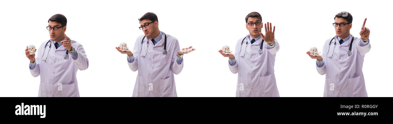 Jeune homme médecin avec squelette isolated on white Banque D'Images