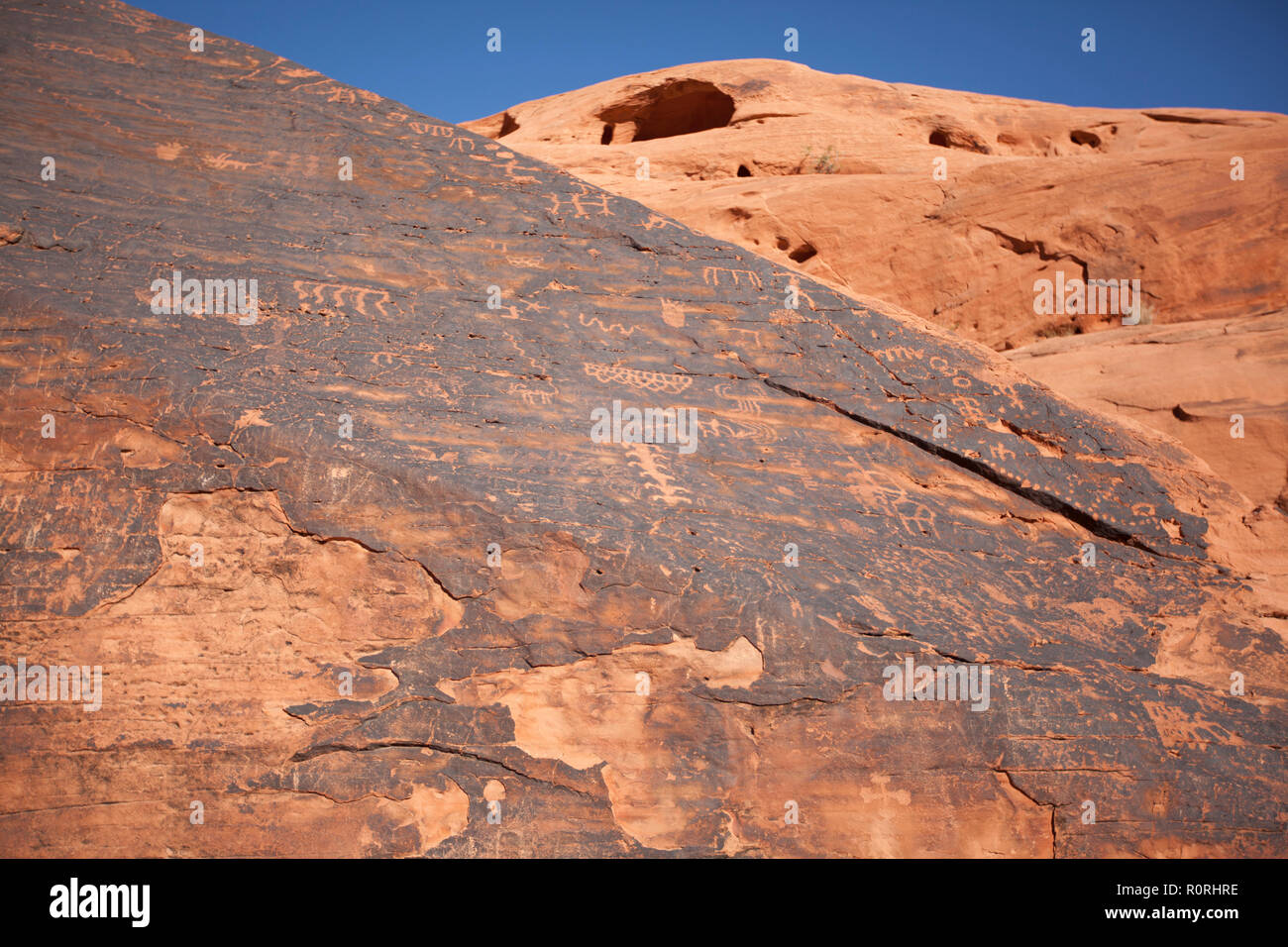 D'anciens pétroglyphes par peuples autochtones d'Amérique comme vu le long de la souris dans le sentier du réservoir le parc national de la Vallée de Feu au Nevada Banque D'Images