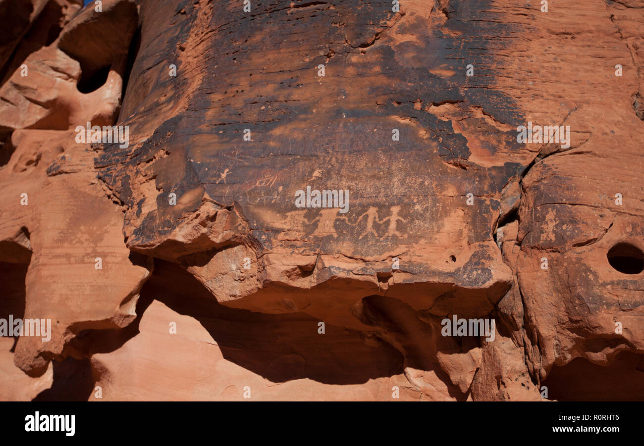 D'anciens pétroglyphes par peuples autochtones d'Amérique comme vu le long de la souris dans le sentier du réservoir le parc national de la Vallée de Feu au Nevada Banque D'Images