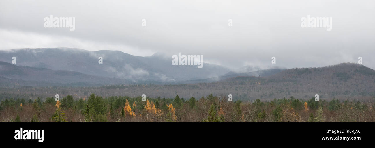 Une vue panoramique des montagnes Adirondack désert sous un ciel couvert, pluvieux après-midi brumeux à la fin de l'automne. Banque D'Images