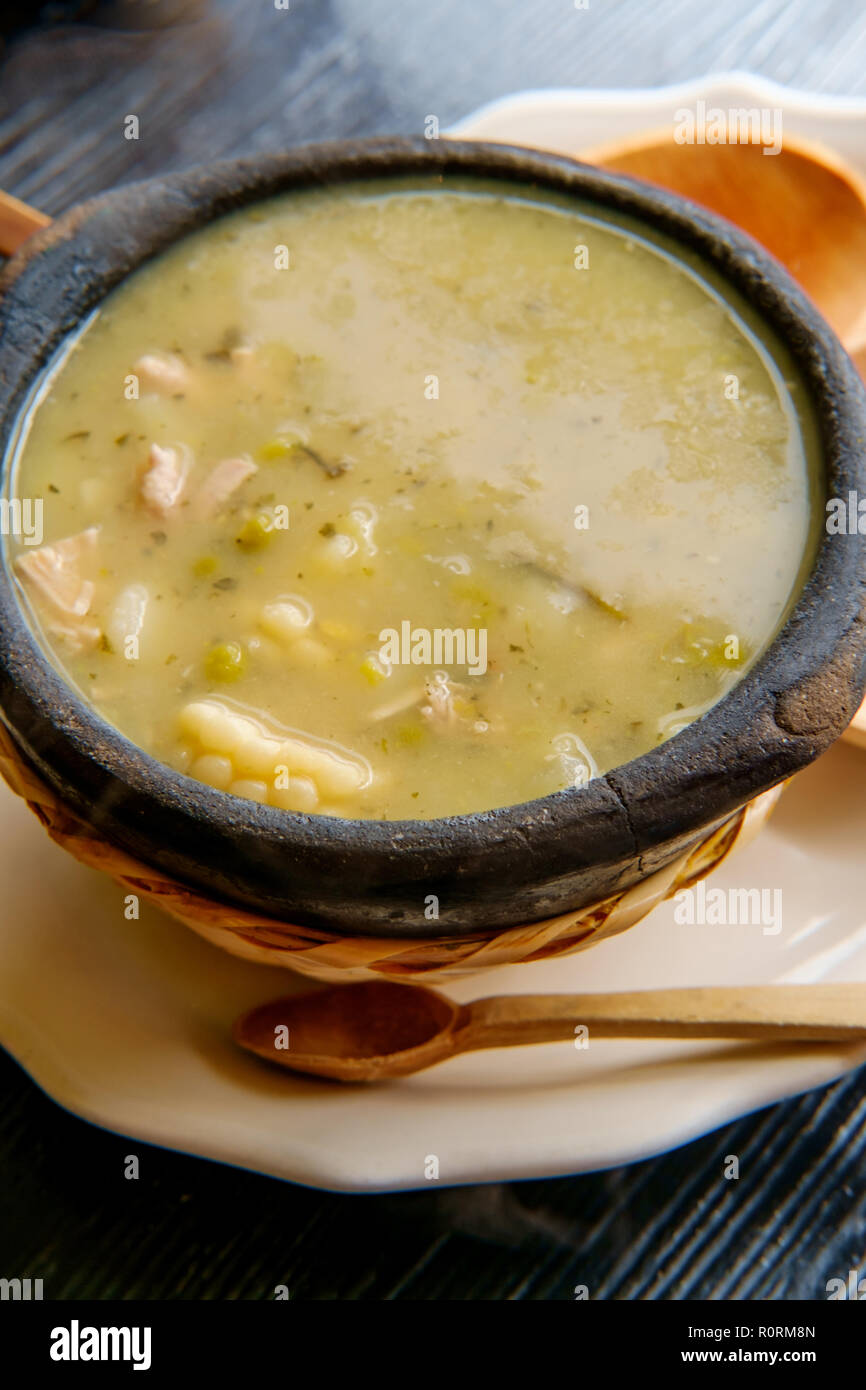L'ajiaco colombien de pommes de terre soupe de maïs et de poulet aux câpres Banque D'Images