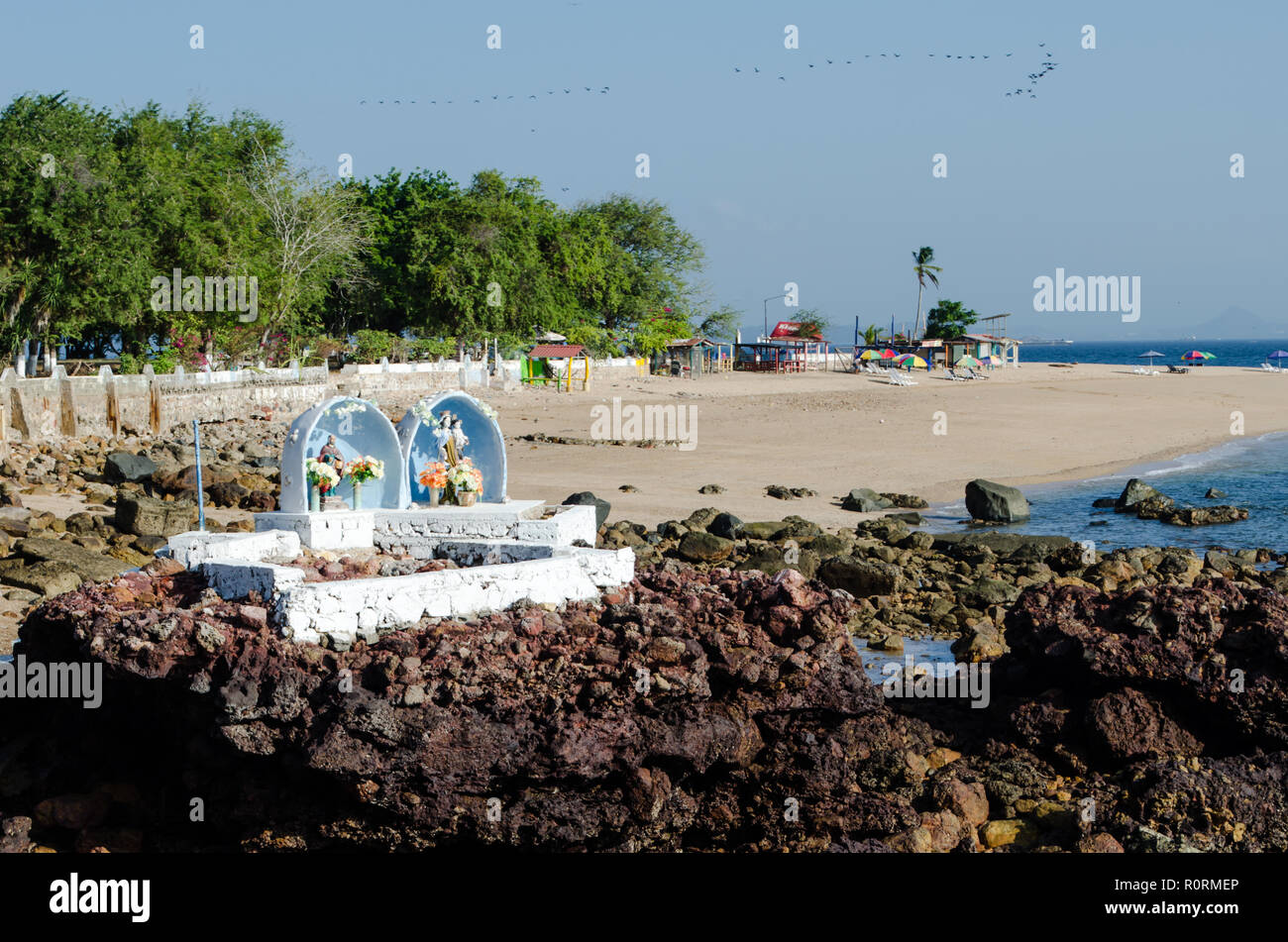 Paysage typique de l'île de Taboga vu de la jetée. Banque D'Images